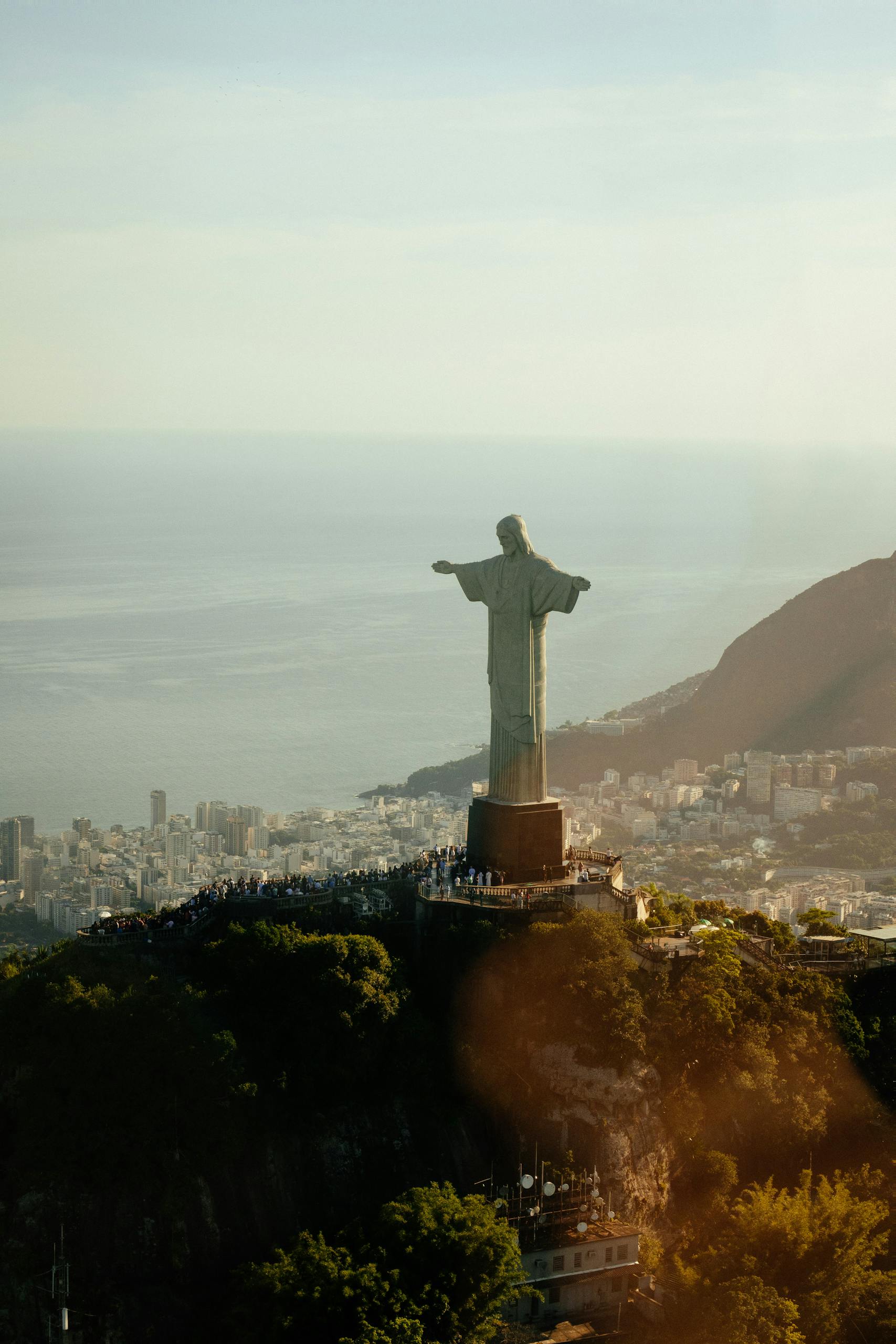 O registro de marca é uma etapa fundamental para qualquer empresa ou profissional que deseja garantir exclusividade sobre um nome, um símbolo ou qualquer outro sinal distintivo ligado ao seu negócio. No Brasil, o órgão responsável por esse processo é o Instituto Nacional da Propriedade Industrial (INPI), que define as regras sobre o que pode ou não ser registrado como marca.